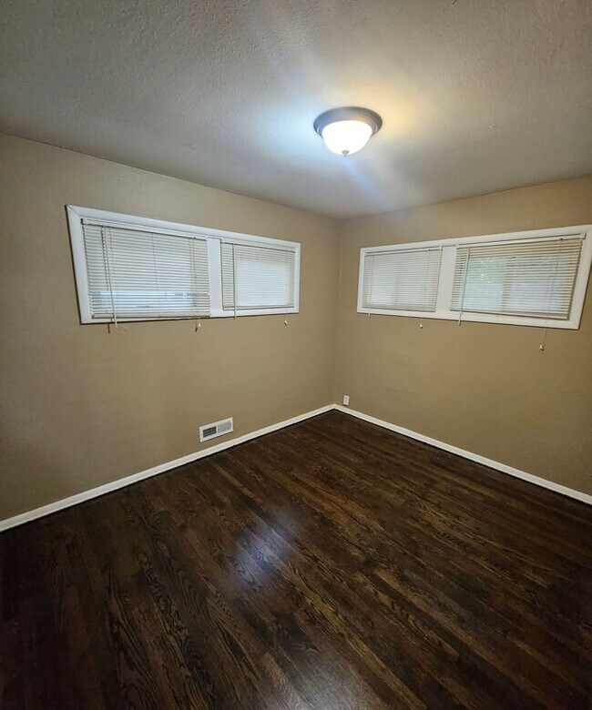 Building Photo - 3-bedroom, 1-bathroom home located in the heart of Kansas City, MO $1350.00!