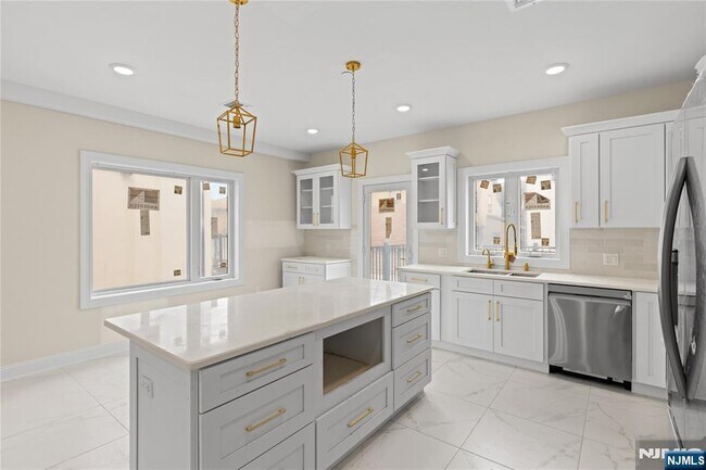 Building Photo - 45 Lincoln Ave