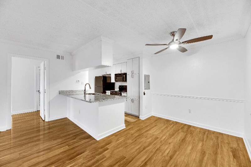 Building Photo - 5304 W Kennedy Blvd