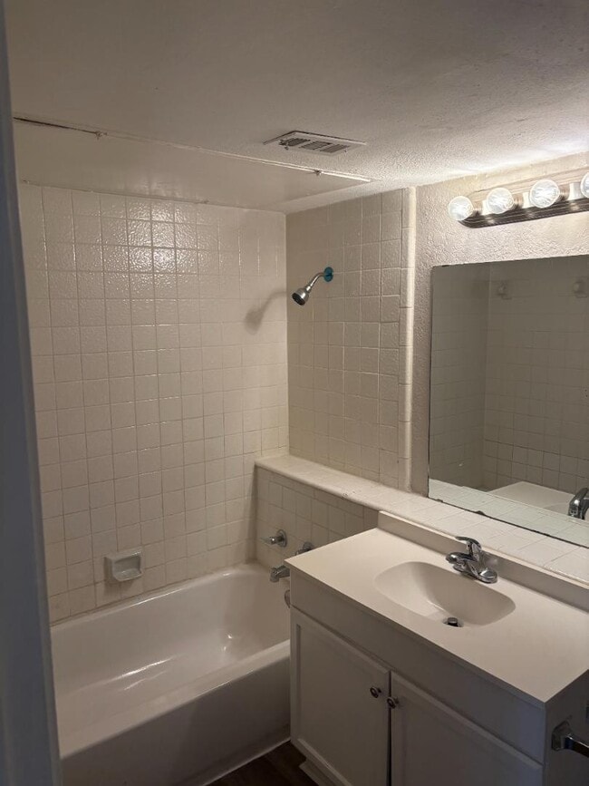 Building Photo - 1733 Crest Grove Dr