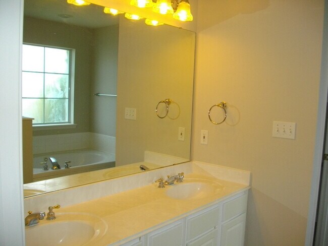 Building Photo - Kings Pointe Subdivision Just off E..Kings...