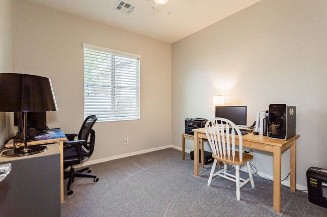 Building Photo - Exquisite 5 bedroom 4 bathroom home with fresh paint and new carpet waiting for you!