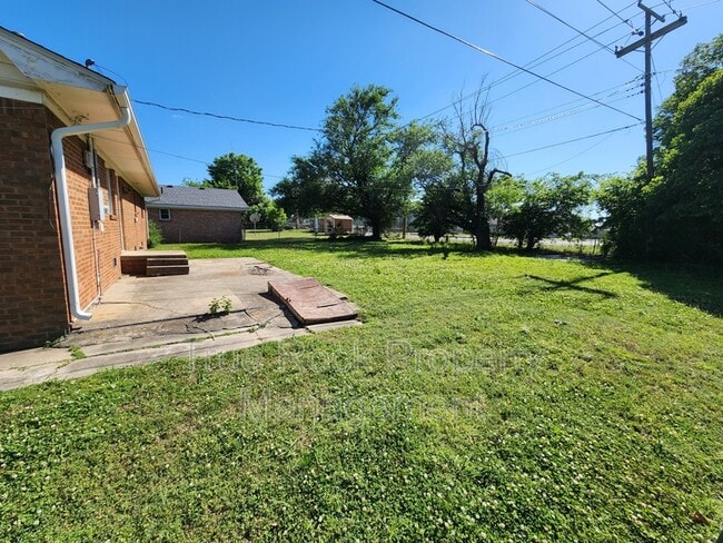 Building Photo - 933 Crestview Ave