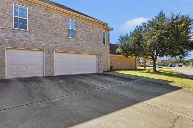 Building Photo - 2490 Amberwood Dr