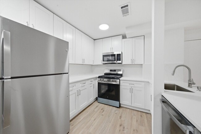 Building Photo - 3037 N Southport Ave