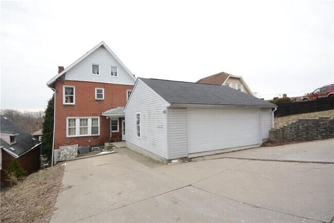 Building Photo - 2112 Saranac Ave