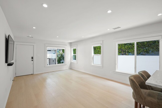 Building Photo - 619 Westmount Dr