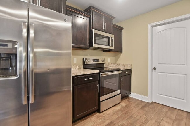 Building Photo - Three Bedroom in Magnolia Place!