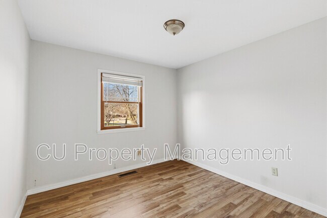 Building Photo - 1903 Sumac Dr