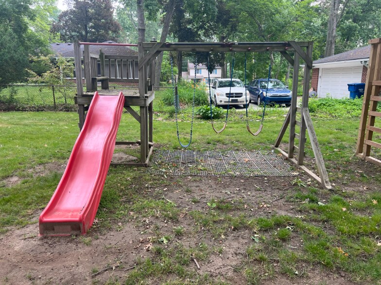 Building Photo - 3329 Maple Dr