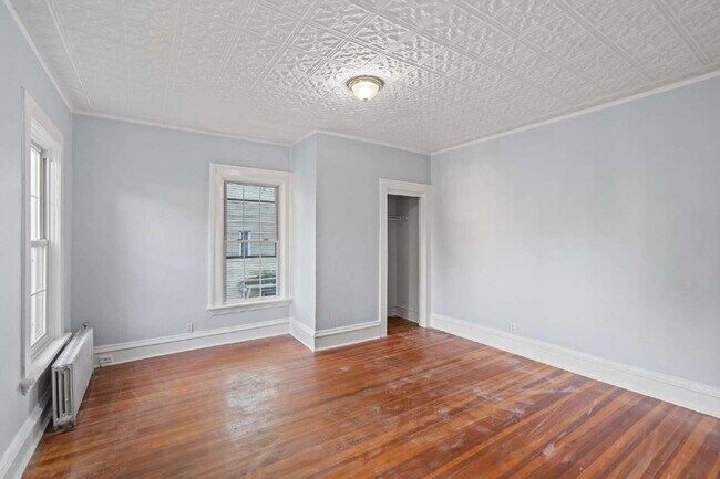 Building Photo - "Charming 1-Bedroom Retreat in the Heart o...