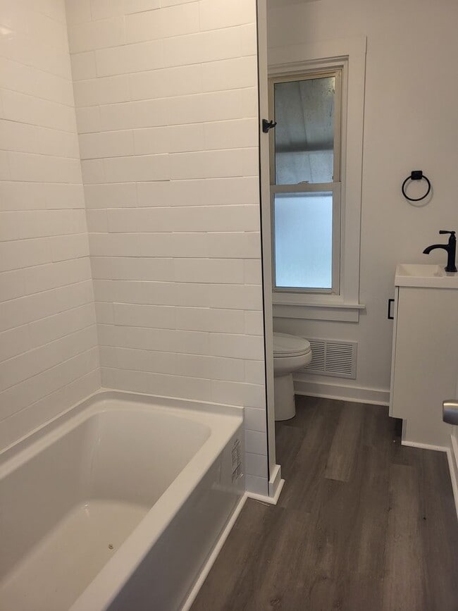 Building Photo - Newly renovated 2 bedroom in Hazelwood! Av...