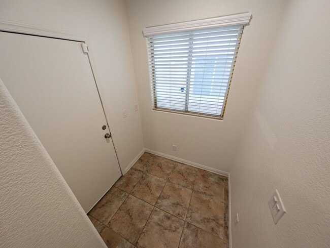 Building Photo - 7931 N Kelburn Hill St