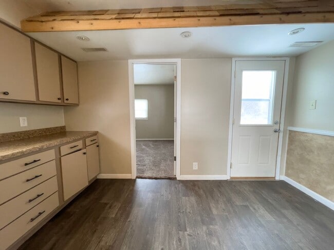 Building Photo - Cozy 2 Bedroom Home! Washer & Dryer Hookups! Large Deck! Spacious Yard!