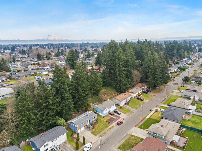 Building Photo - Renovated Tacoma Home with A/C, Huge Den, Bonus Office & Fully Fenced Yard!