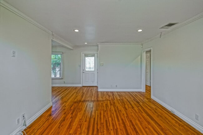 Building Photo - CHARMING, BRIGHT & AIRY HOME ON LARGE CORN...