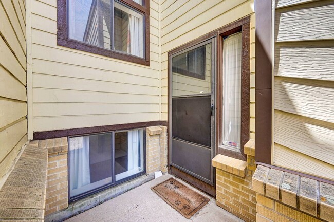 Building Photo - $2,250 - 2 Bed, 2 Bath Townhome in Lakewoo...