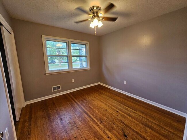 Building Photo - Spacious 3 Bedroom, 1.5 Bath House with Detached Garage