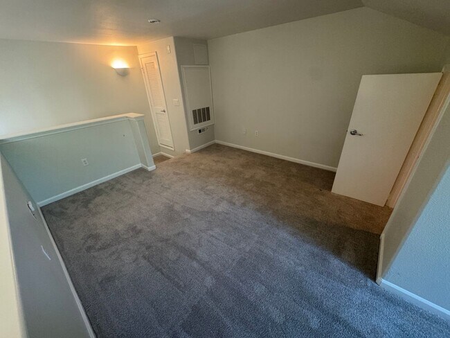 Building Photo - 2 bedroom | 2 bathroom | Upstairs loft | L...