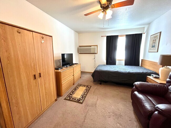 Building Photo - Empire Apartments