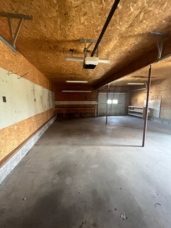 Building Photo - 3 bedrooms/2 bathrooms with detached 2 car...