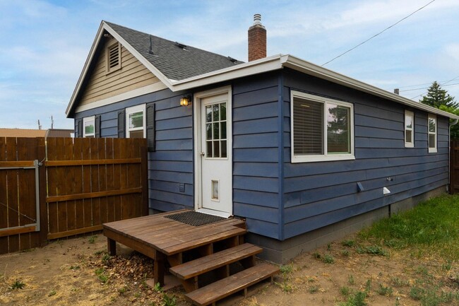 Building Photo - 415 SW Black Butte Blvd