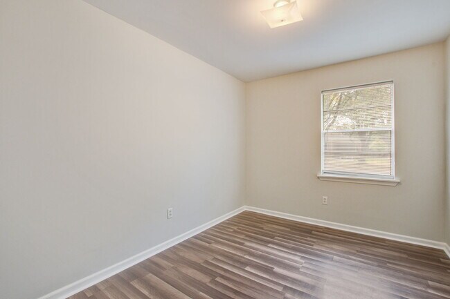 Building Photo - 1908 Swift Ave