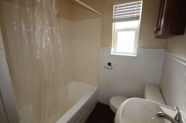 Building Photo - 3 Bedroom Duplex with Lovely Backyard(Upstairs)