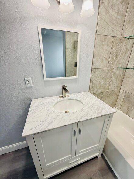 Building Photo - 1713 Maple St