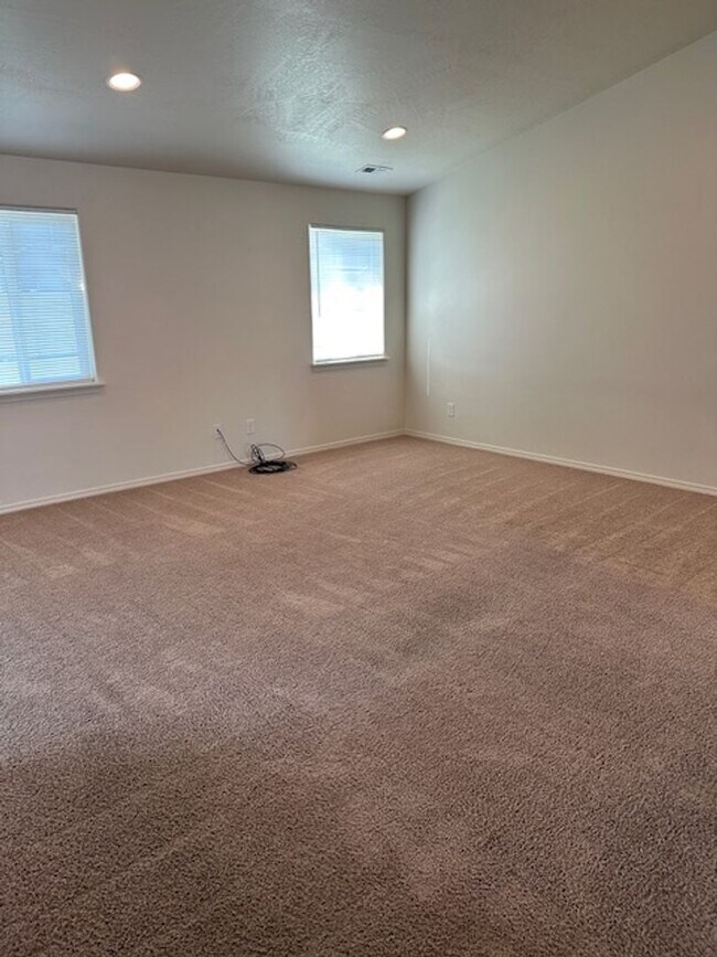 Building Photo - 3 Bedroom Home  For Rent