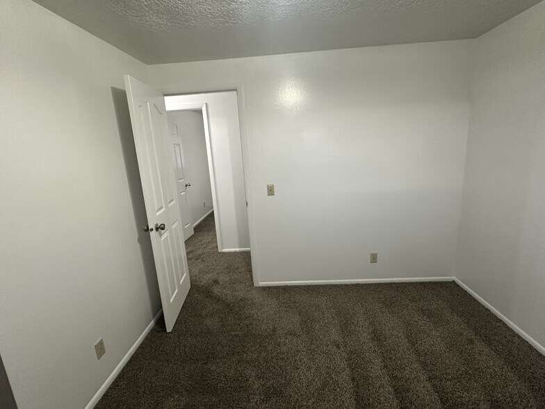 Building Photo - 689 E 2300 N