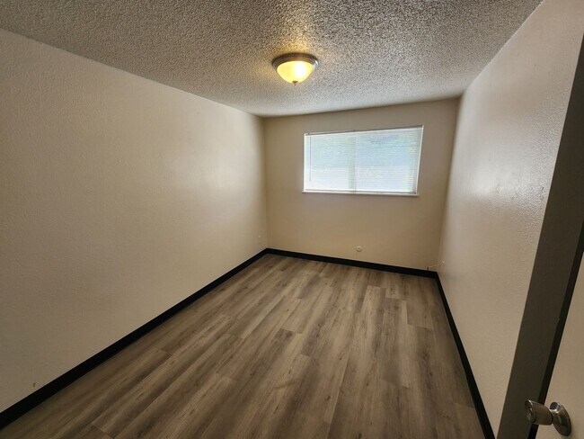 Building Photo - Remodeled 2 Bedroom Apartment