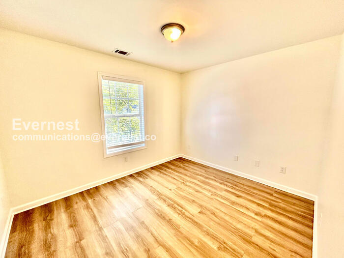 Building Photo - 158 Shadowbrooke Cir SW
