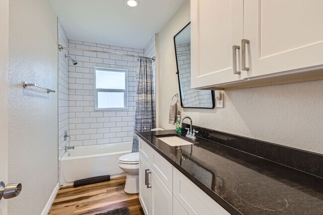 Building Photo - Highlands 2 BDR Turnkey Home