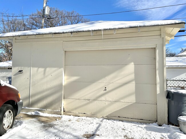 Garage - 1505 Flett Ave