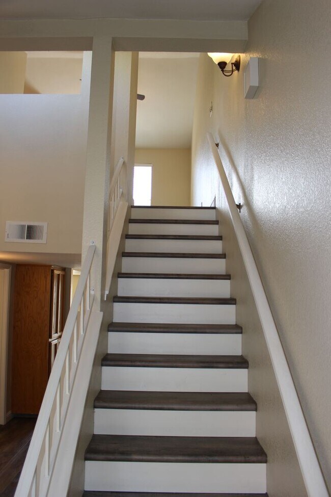 Building Photo - 2600 Brookside Dr