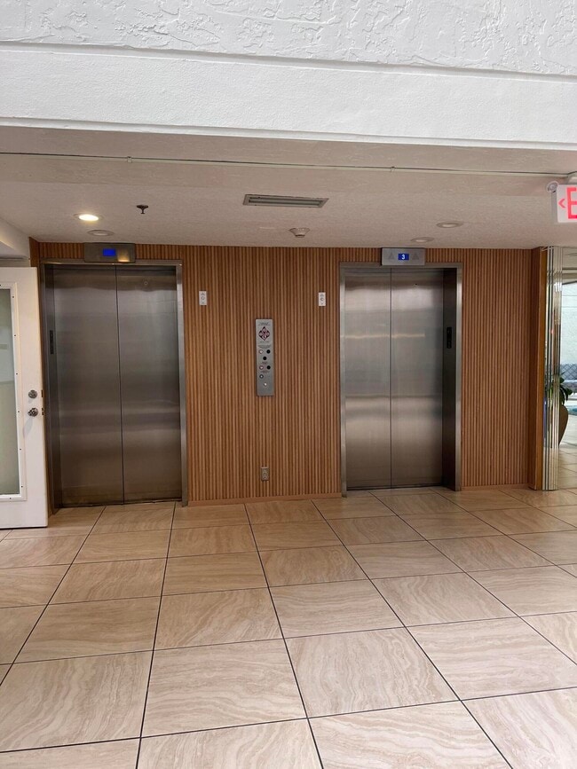 Building Photo - 16300 Golf Club Rd