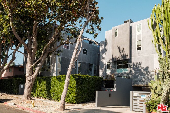 Building Photo - 1220 N Orange Grove Ave