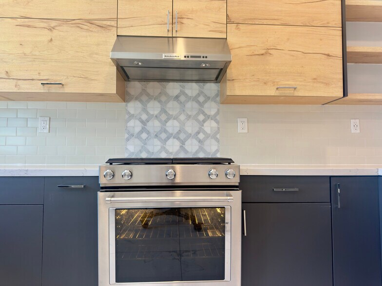 Building Photo - 914 Everett Ave