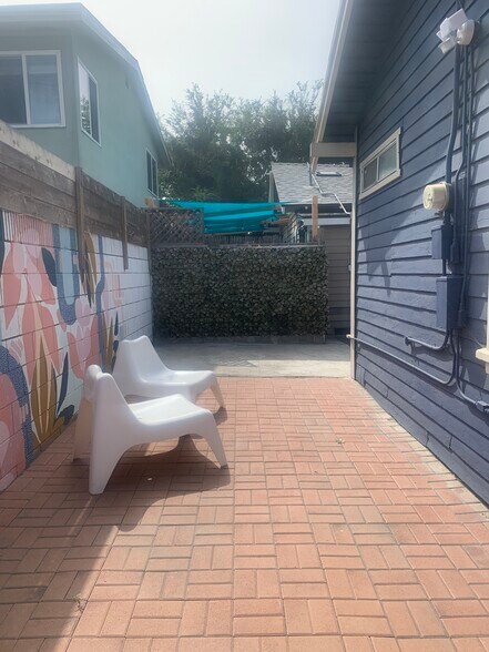 Building Photo - 1033 E 4th St