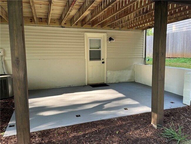 Building Photo - 305 Hembree Forest Cir
