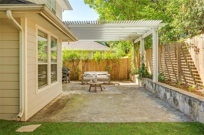 Building Photo - 2729 Kinney Oaks Ct