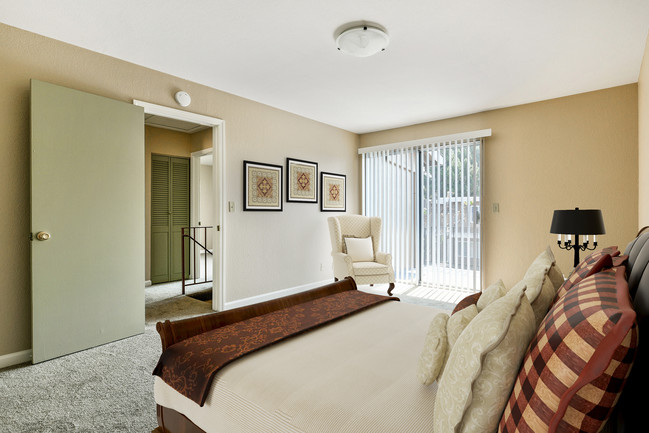 Building Photo - Town & Country Apartments