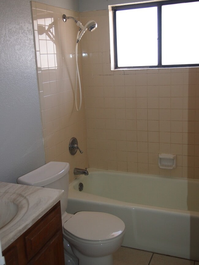 Building Photo - Conveniently Located Corner Lot Home!