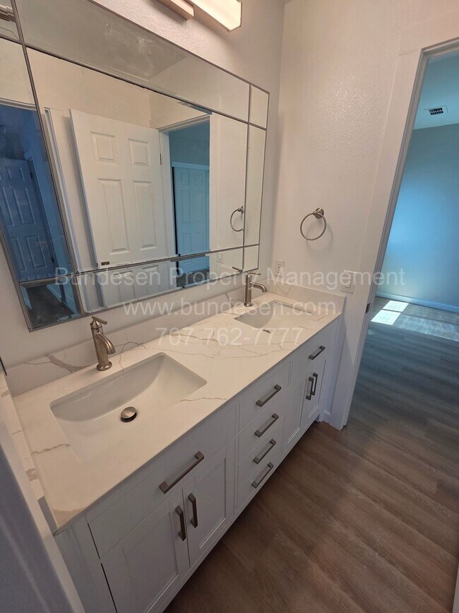 Building Photo - 1736 Burgundy Ct