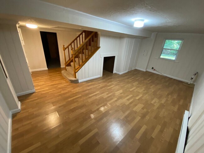 Building Photo - 3 Bed Brick Colonial Just Blocks from Red ...