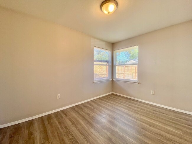 Building Photo - Updated Selah Home with Large Yard