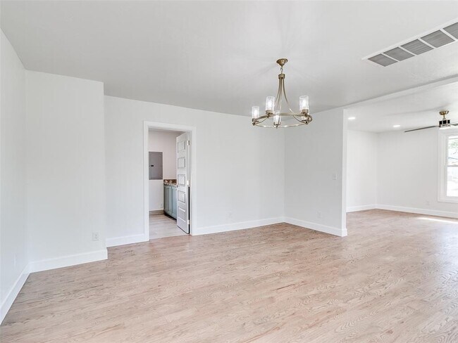 Building Photo - 801 N Ash St