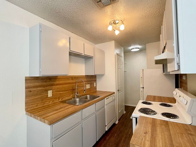 Building Photo - Upgraded 2/1 in South Austin
