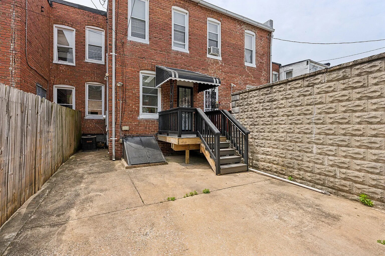 Building Photo - 752 Melville Ave